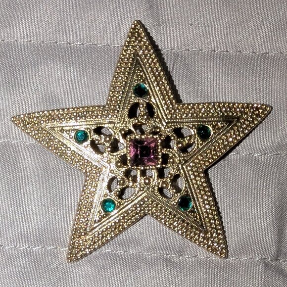 1928 Gold Tone Star Brooch 4919 - Picture 1 of 3